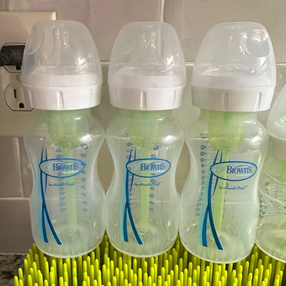 Dr. Brown’s Anti-Colic Natural Flow Baby Bottle Set - Picture 3 of 4